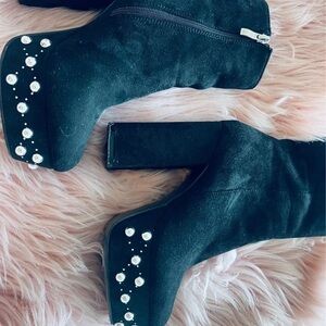 Chic Black Heeled Boots with Pearl Accents